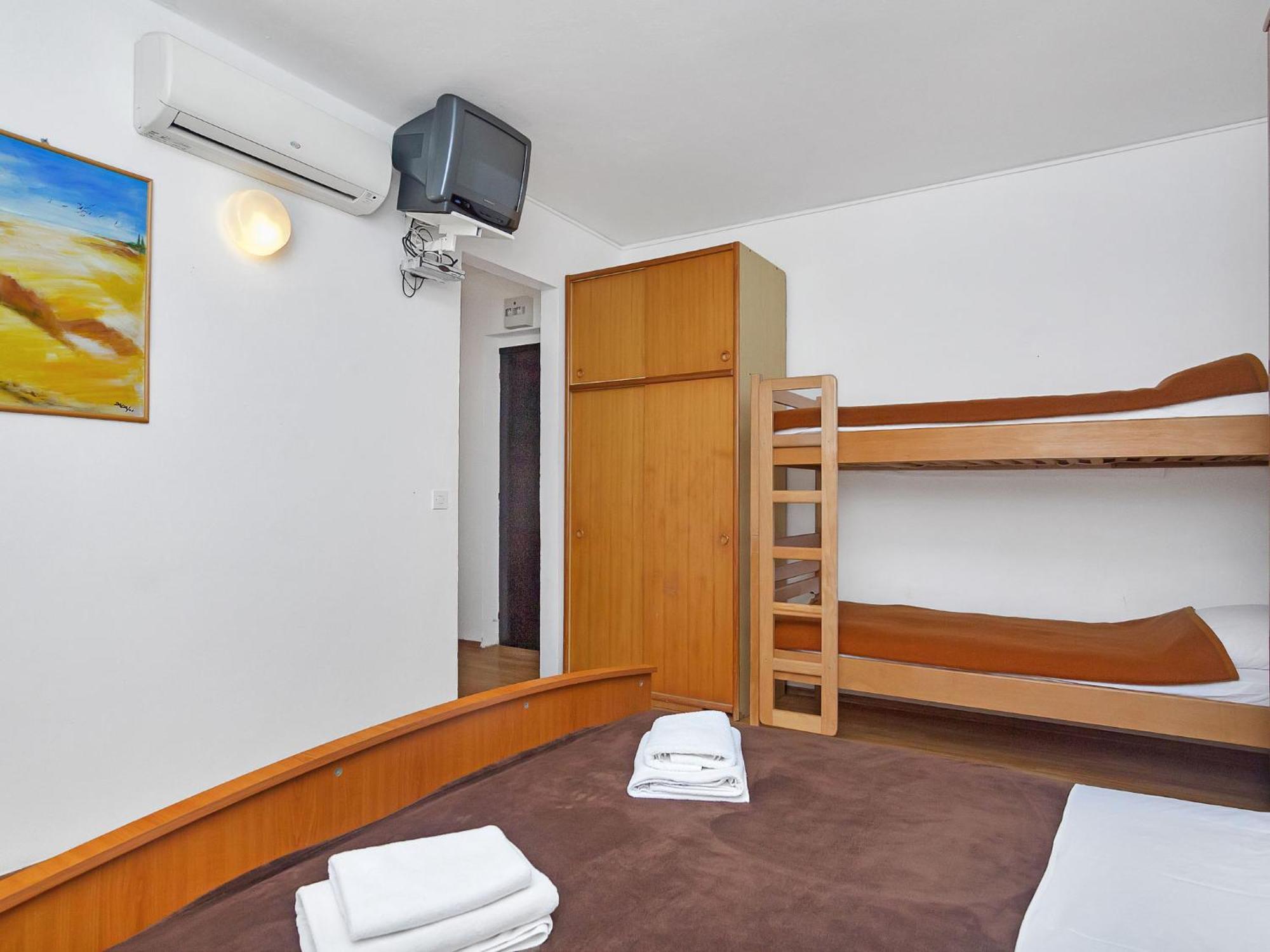 Cico-4 By Interhome Apartman Gdinj